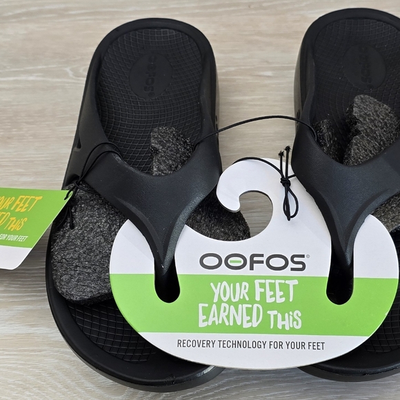 OOFOS Black Sandals with Slip-On Comfort - Picture 2 of 4